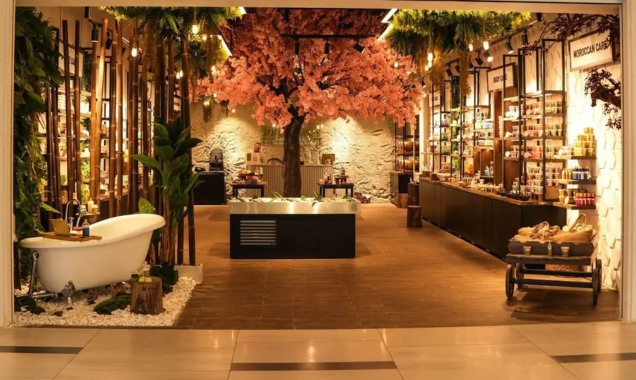 The Jor's Hacos store: a blossoming cherry tree, a vintage bathtub and shelves full of products